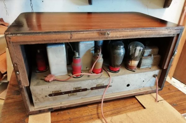 Radio antiguo de válvulas5