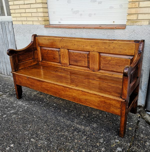 Escaño antiguo de entrepaños