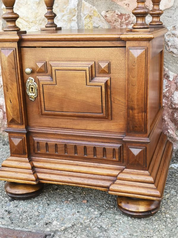 Mesitas antigua en madera de nogal