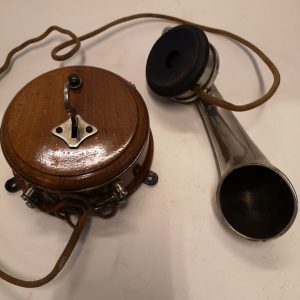 Teléfono antiguo intercomunicador