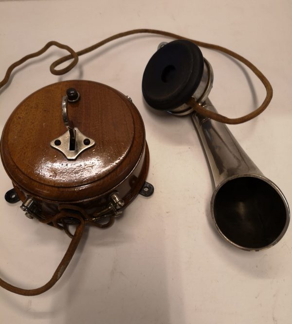 Teléfono antiguo intercomunicador