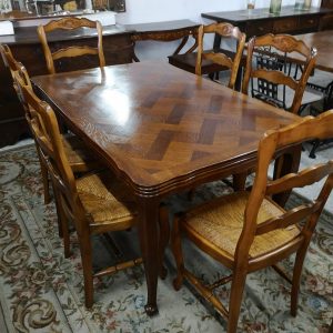 Mesa extensible en madera de roble más 6 sillas estilo Luis XV